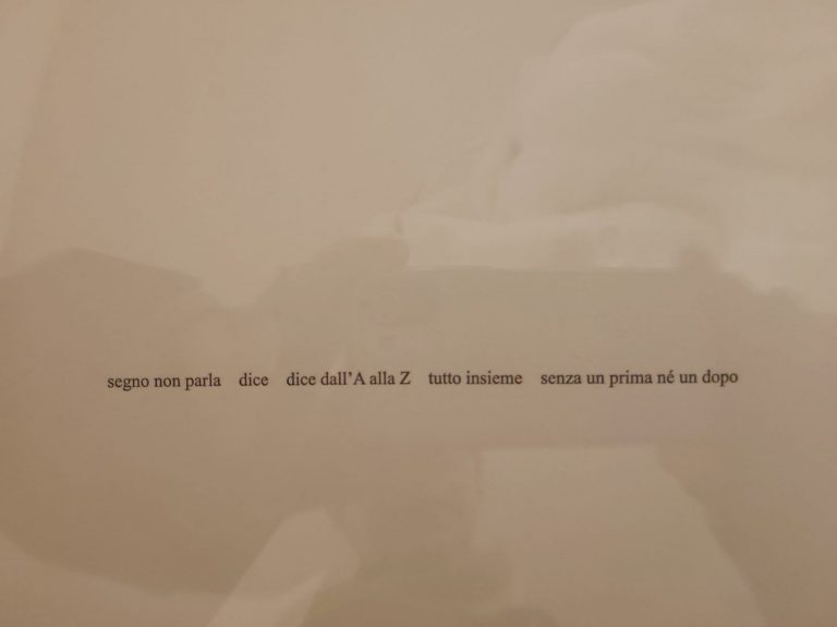il segno il gesto mostra Strazza