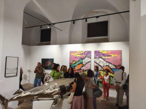 foto inaugurazione le opere sono di da sx. fabio mauri emilio prini mario schifano bros al centro la scultura di arturo di Modica